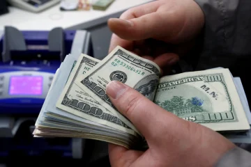 Dólar fecha com leve alta após dados econômicos brasileiros