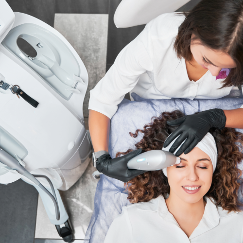 Setor de estética pode chegar aos 41,6 bilhões de dólares até 2028: A valorização da autoestima e a busca por cuidados pessoais continuarão a impulsionar esse crescimento nos próximos anos