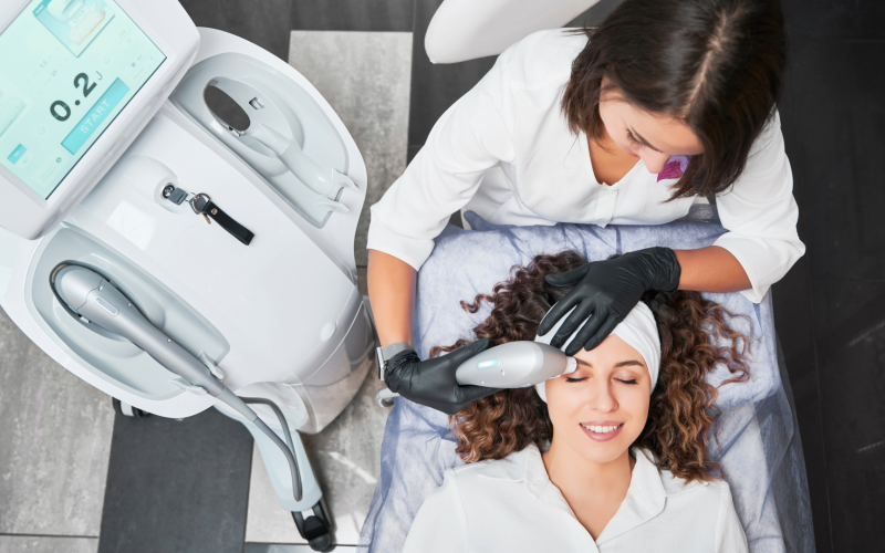 Setor de estética pode chegar aos 41,6 bilhões de dólares até 2028: A valorização da autoestima e a busca por cuidados pessoais continuarão a impulsionar esse crescimento nos próximos anos