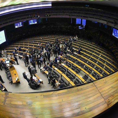 Deputados que se opõem ao término da escala 6×1 somam 797 ausências injustificadas na Câmara
