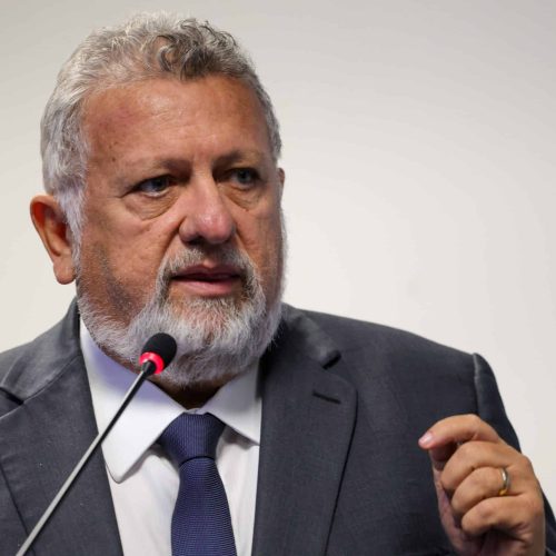 Dirigente da Caixa Econômica Federal busca silenciar Fórum com processo judicial e requer indenização vultosa