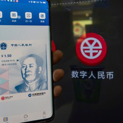 China impulsiona o uso do yuan digital e desafia liderança do dólar nas transações mundiais.
