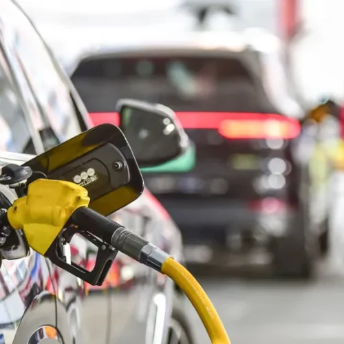China diminui tarifas de gasolina e diesel em resposta à desvalorização global dos combustíveis