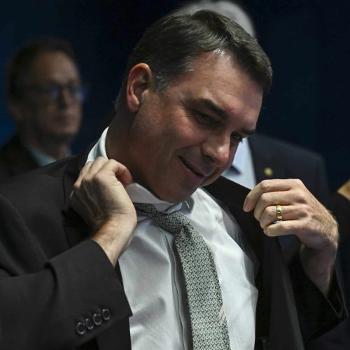 Flávio Bolsonaro critica penalidades a aliados por tumulto na Câmara como ameaça à liberdade de expressão
