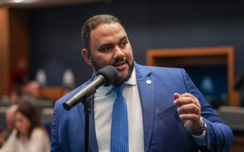 Deputado detido no RJ tem celular revelando mensagens sobre ações violentas, diz PF