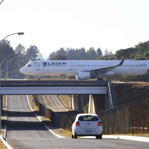 Latam pode suspender voos internacionais caso Congresso revogue escala 6×1, alerta CEO