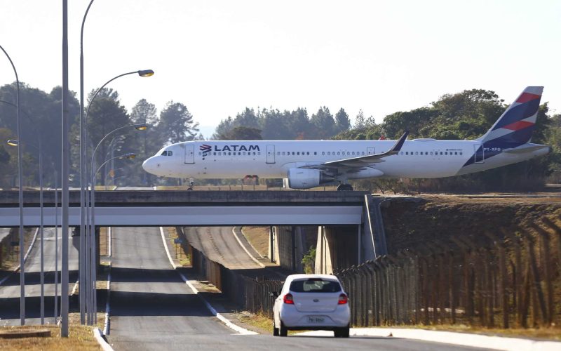Latam pode suspender voos internacionais caso Congresso revogue escala 6×1, alerta CEO