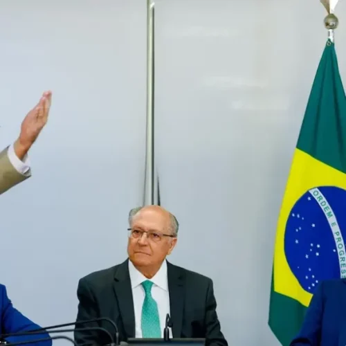 Lula promulga medida provisória que isenta taxa sobre blusinhas