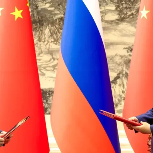 Rússia e China intensificam laços e substituem dólar em negócios mútuos
