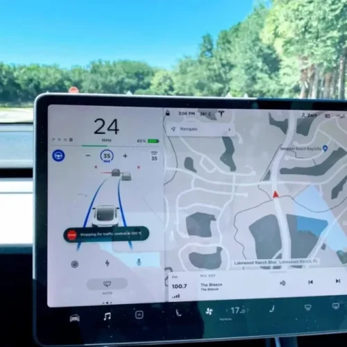 Robotáxi da Tesla enfrenta caos no Texas com longas esperas e paradas indevidas