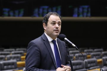 Glauber Braga retorna à Câmara e revela escândalo sobre Orçamento Secreto