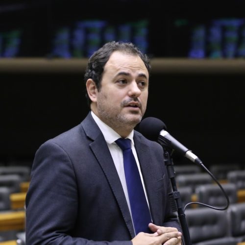Glauber Braga retorna à Câmara e revela escândalo sobre Orçamento Secreto