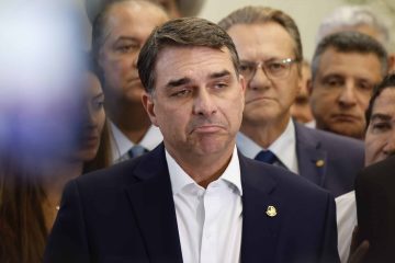 Flávio se alinha à tradição dos Bolsonaros com autoatentado