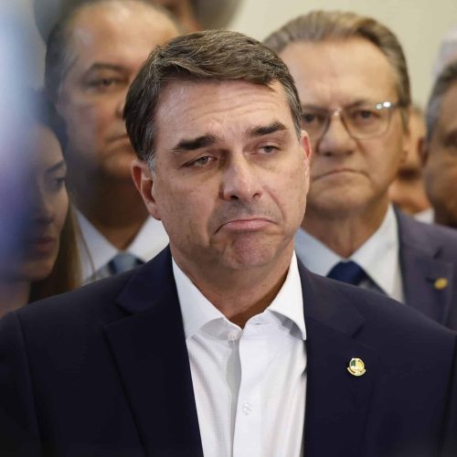 Flávio se alinha à tradição dos Bolsonaros com autoatentado