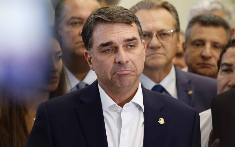 Flávio se alinha à tradição dos Bolsonaros com autoatentado