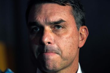 Flávio Bolsonaro opta pelo silêncio diante de novas acusações do Intercept, mirando em uma abordagem mais estratégica