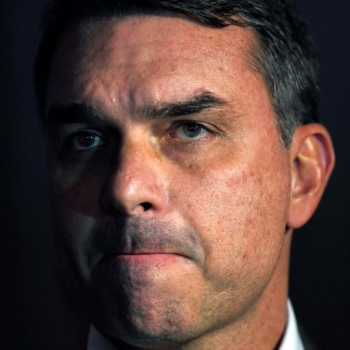 Flávio Bolsonaro opta pelo silêncio diante de novas acusações do Intercept, mirando em uma abordagem mais estratégica