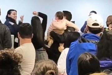 Passageira ataca funcionárias da Latam no aeroporto de Guarulhos em vídeo chocante