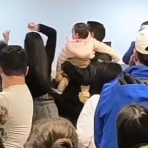 Passageira ataca funcionárias da Latam no aeroporto de Guarulhos em vídeo chocante