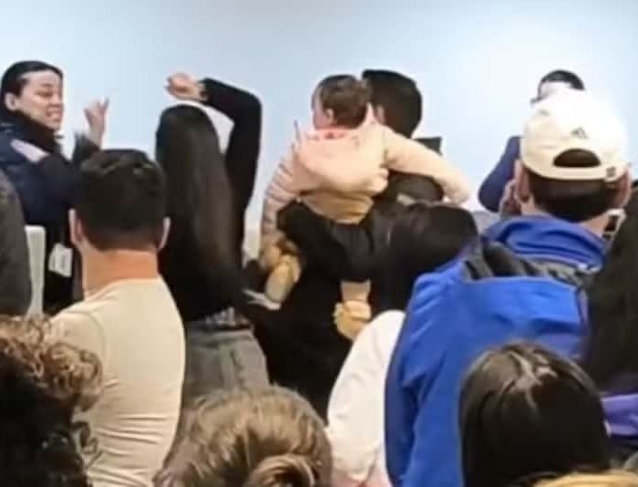 Passageira ataca funcionárias da Latam no aeroporto de Guarulhos em vídeo chocante