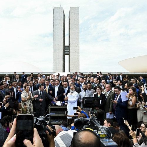 STF anula legislação sobre cotas e impulsiona a inclusão, enquanto a prisão domiciliar de Bolsonaro acirra discussões