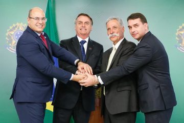Flavio Bolsonaro desdenha das finanças do pai e compara Lula a um conflito bélico