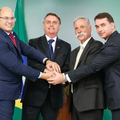 Flavio Bolsonaro desdenha das finanças do pai e compara Lula a um conflito bélico