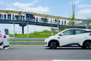 BYD se responsabiliza integralmente por incidentes com sua tecnologia de pilotagem automática, enquanto Tesla se isenta de culpa