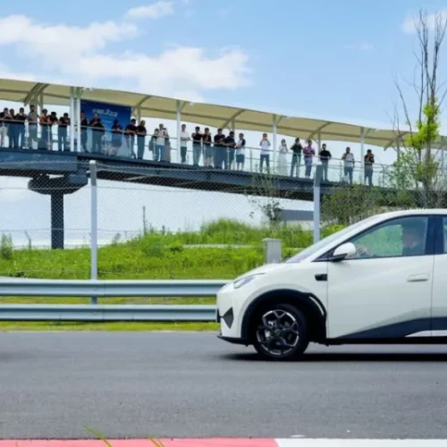 BYD se responsabiliza integralmente por incidentes com sua tecnologia de pilotagem automática, enquanto Tesla se isenta de culpa