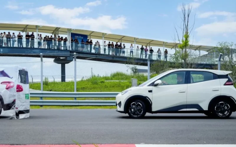 BYD se responsabiliza integralmente por incidentes com sua tecnologia de pilotagem automática, enquanto Tesla se isenta de culpa