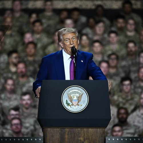Trump busca parceria com Arábia Saudita para impulsionar tecnologia nuclear, alterando dinâmicas no Oriente Médio