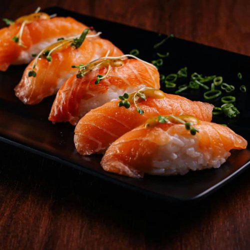 Desvendando o sushi de salmão: a origem surpreendente que ninguém esperava