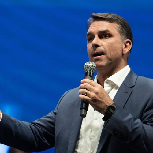 Futuro do ECA Digital em xeque com a possível eleição de Flávio Bolsonaro, adverte especialista jurídico
