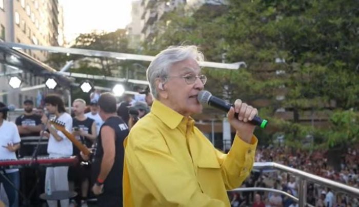 Caetano Veloso organiza manifestação pela democracia em Copacabana neste domingo