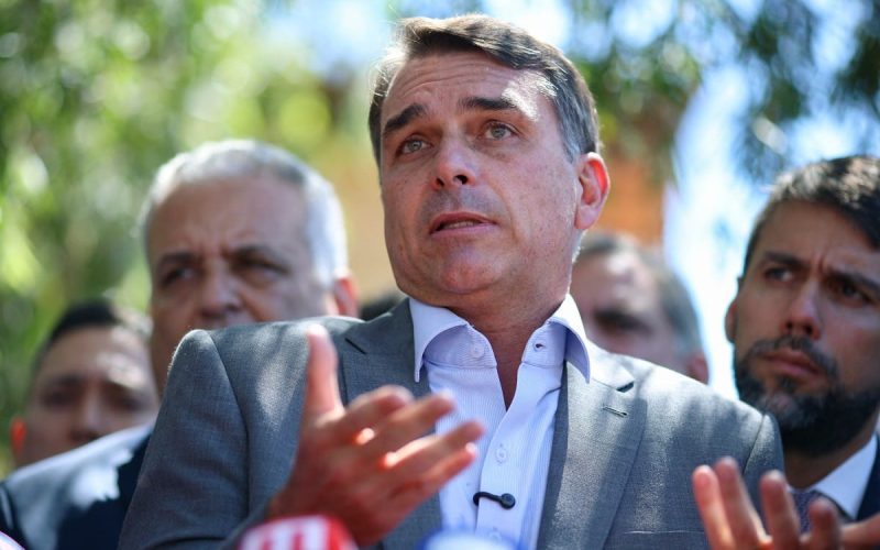 Aliados buscam corrigir gafe inicial de Flávio Bolsonaro na campanha do segundo turno