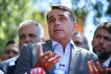 Aliados buscam corrigir declaração polêmica de Flávio Bolsonaro no segundo turno
