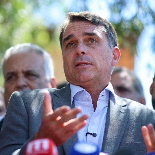 Aliados buscam corrigir declaração polêmica de Flávio Bolsonaro no segundo turno