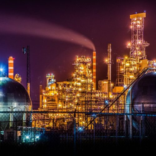 AIE revisa projeções e antecipa redução de 2,6 milhões de barris diários na demanda até 2026